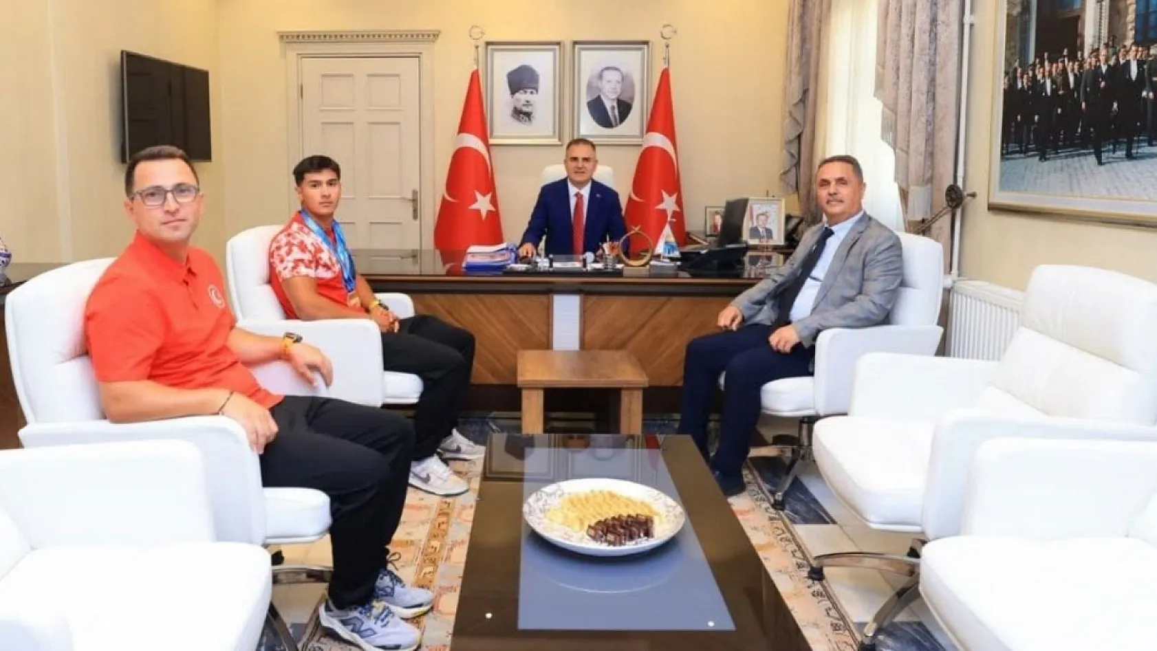Vali Akbıyık, Köyceğizli Dünya Şampiyonu Karahan'ı altınla ödüllendirdi