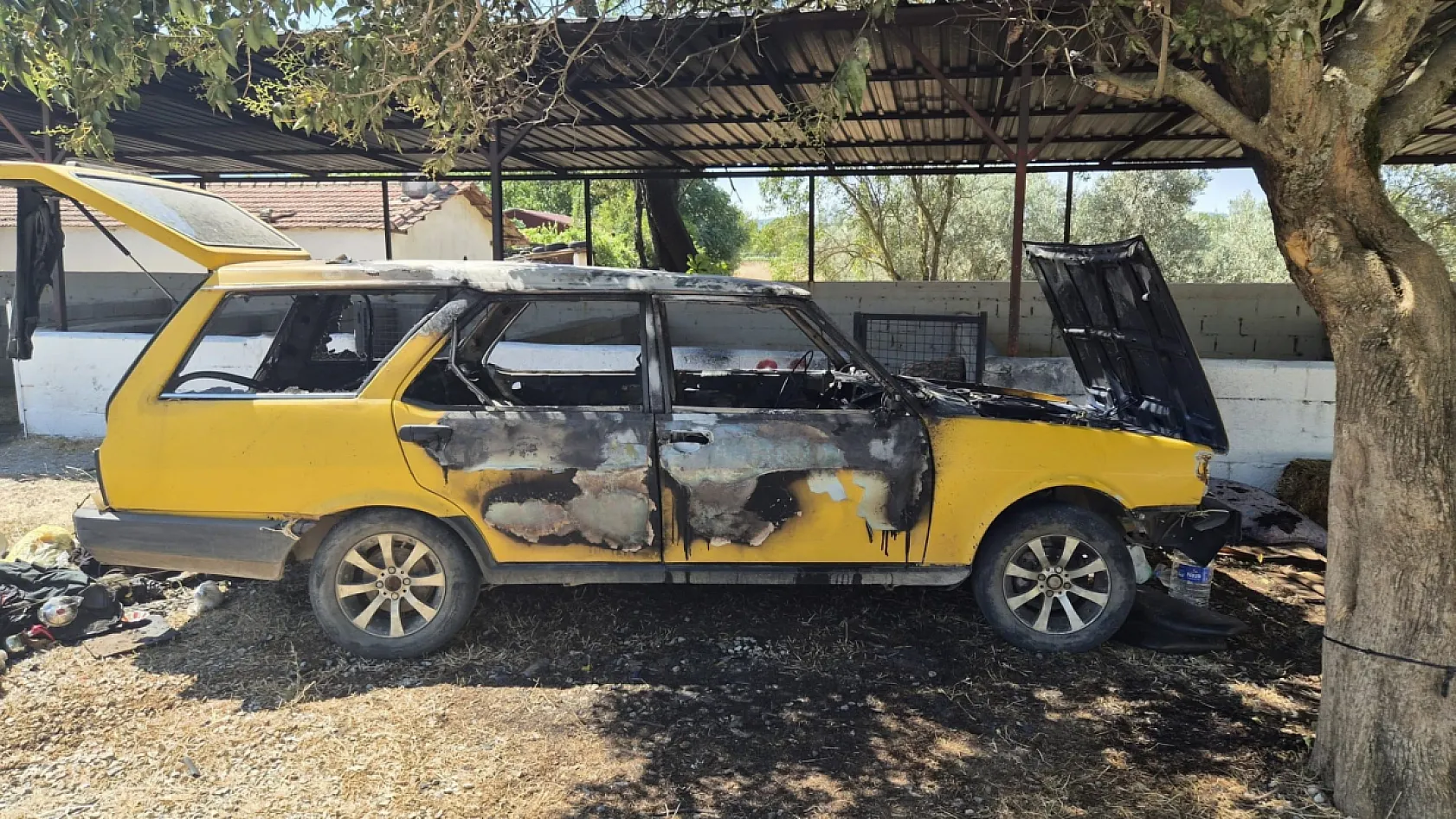 Menteşe'de park halindeki otomobil alevlere teslim oldu