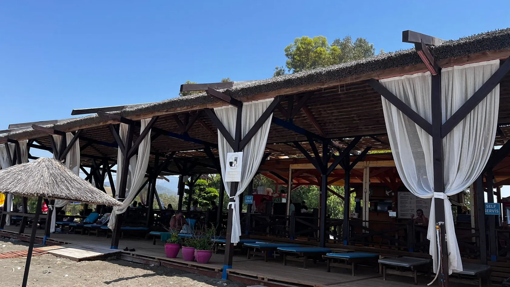 Ekolojik konseptli Fethiye Karaot Plajı sezona hazır