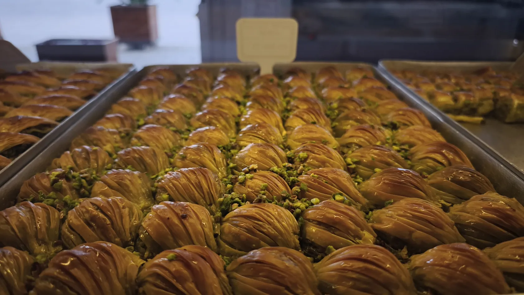 Fethiye Anteplioğlu Tatlı Dünyası'ndan bayrama özel indirim kampanyası