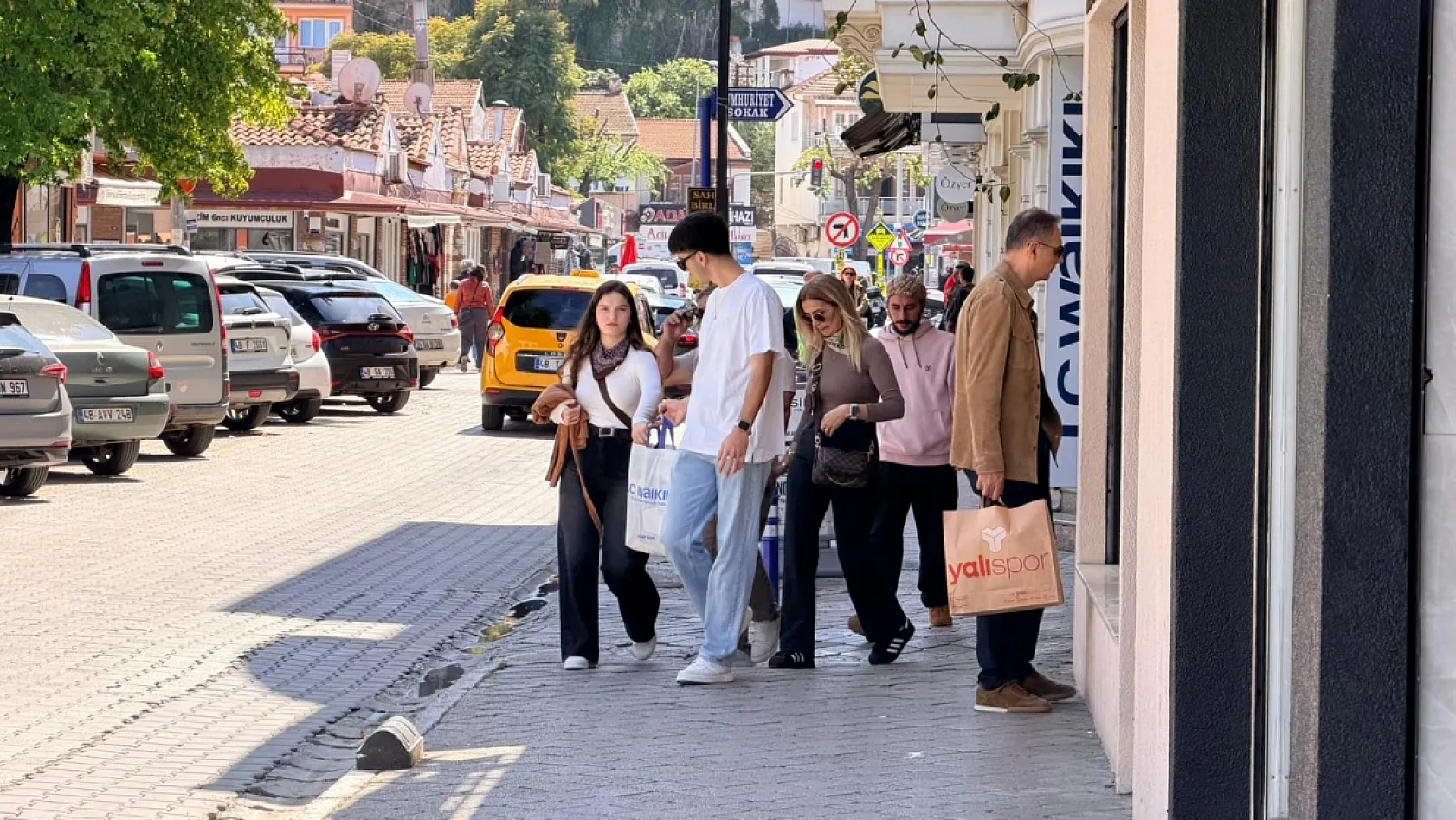 Fethiye'de Arefe Günü Yoğunluğu: Çarşıda Bayram Hareketliliği