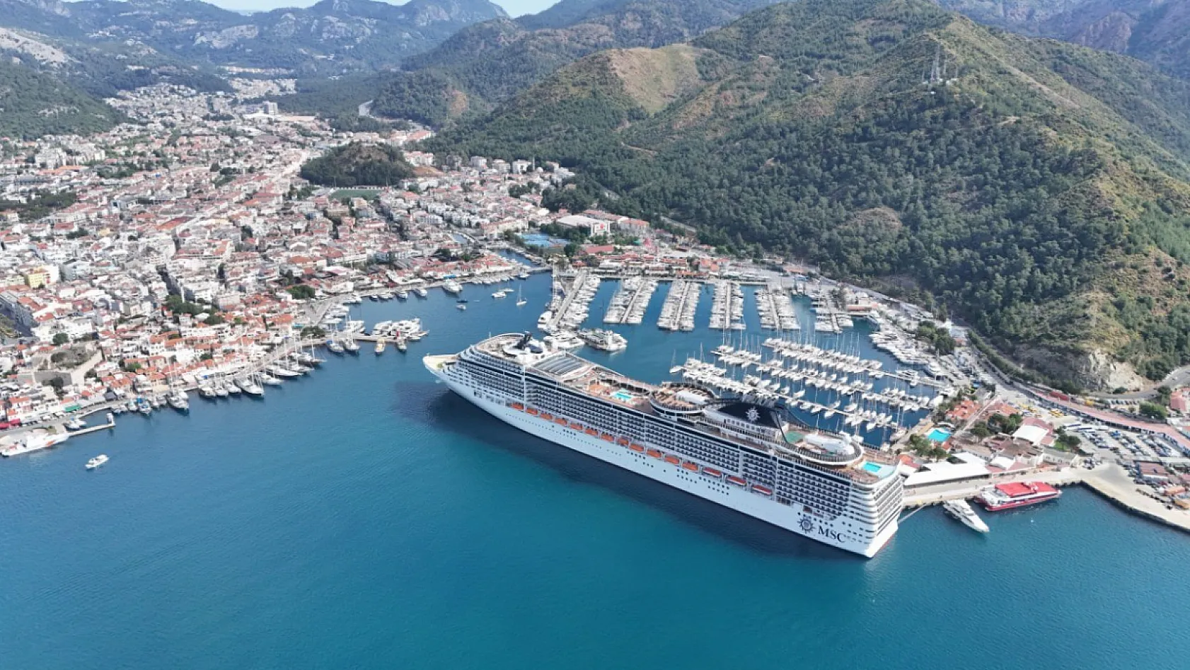 Marmaris'e 'MSC Divina' kruvaziyeriyle 3 bin 585 turist geldi