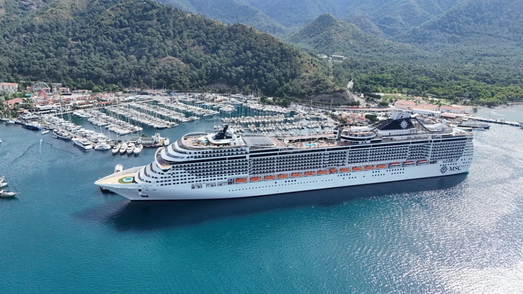 Marmaris'e 'MSC Divina' kruvaziyeriyle 3 bin 585 turist geldi