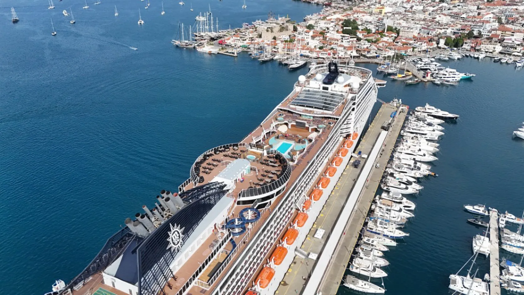 Marmaris'e 'MSC Divina' kruvaziyeriyle 3 bin 585 turist geldi