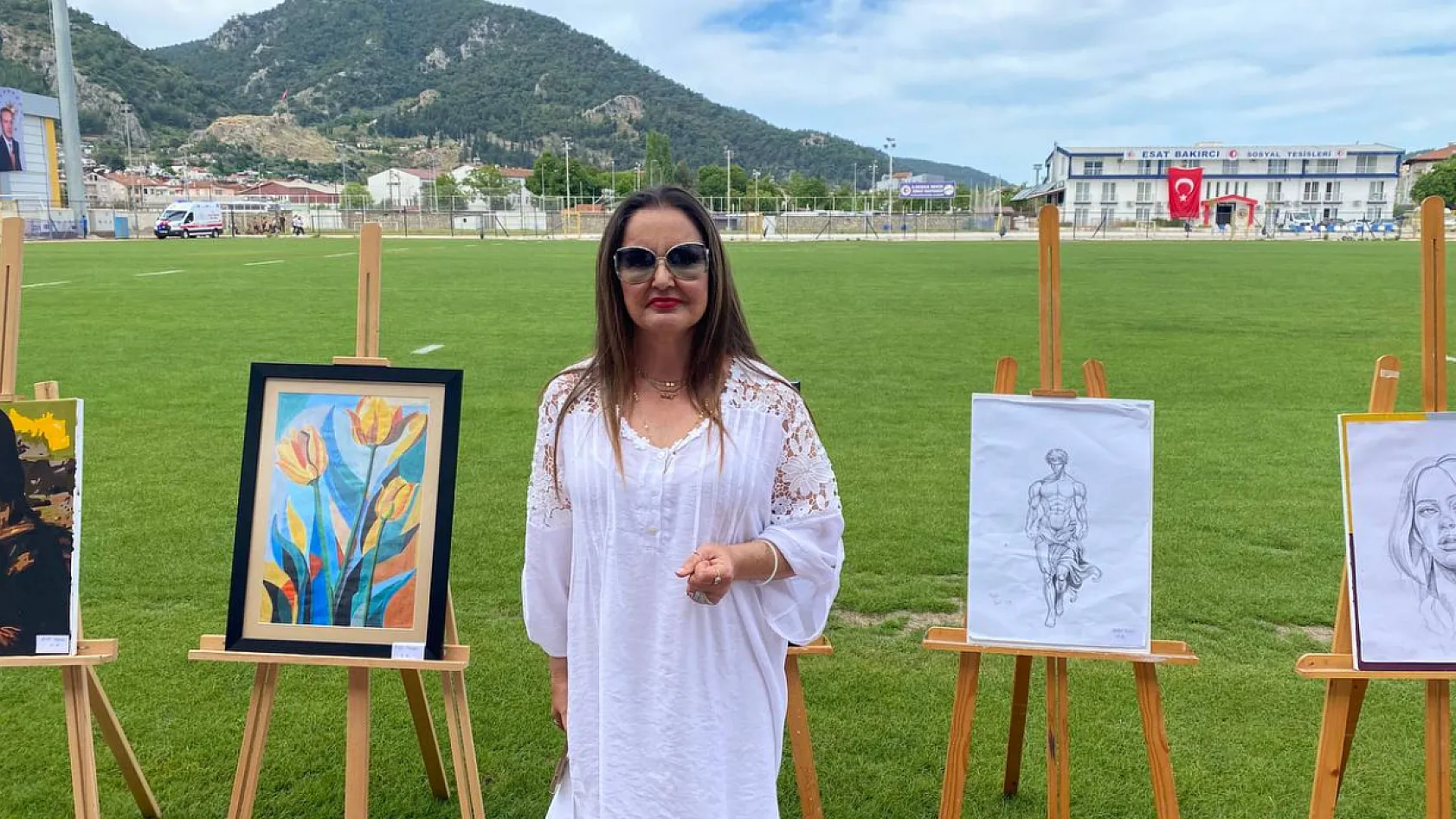 Fethiye'de Bir İlk: 19 Mayıs Kutlamalarında Stadyumda Görsel Sanatlar Sergisi Açıldı