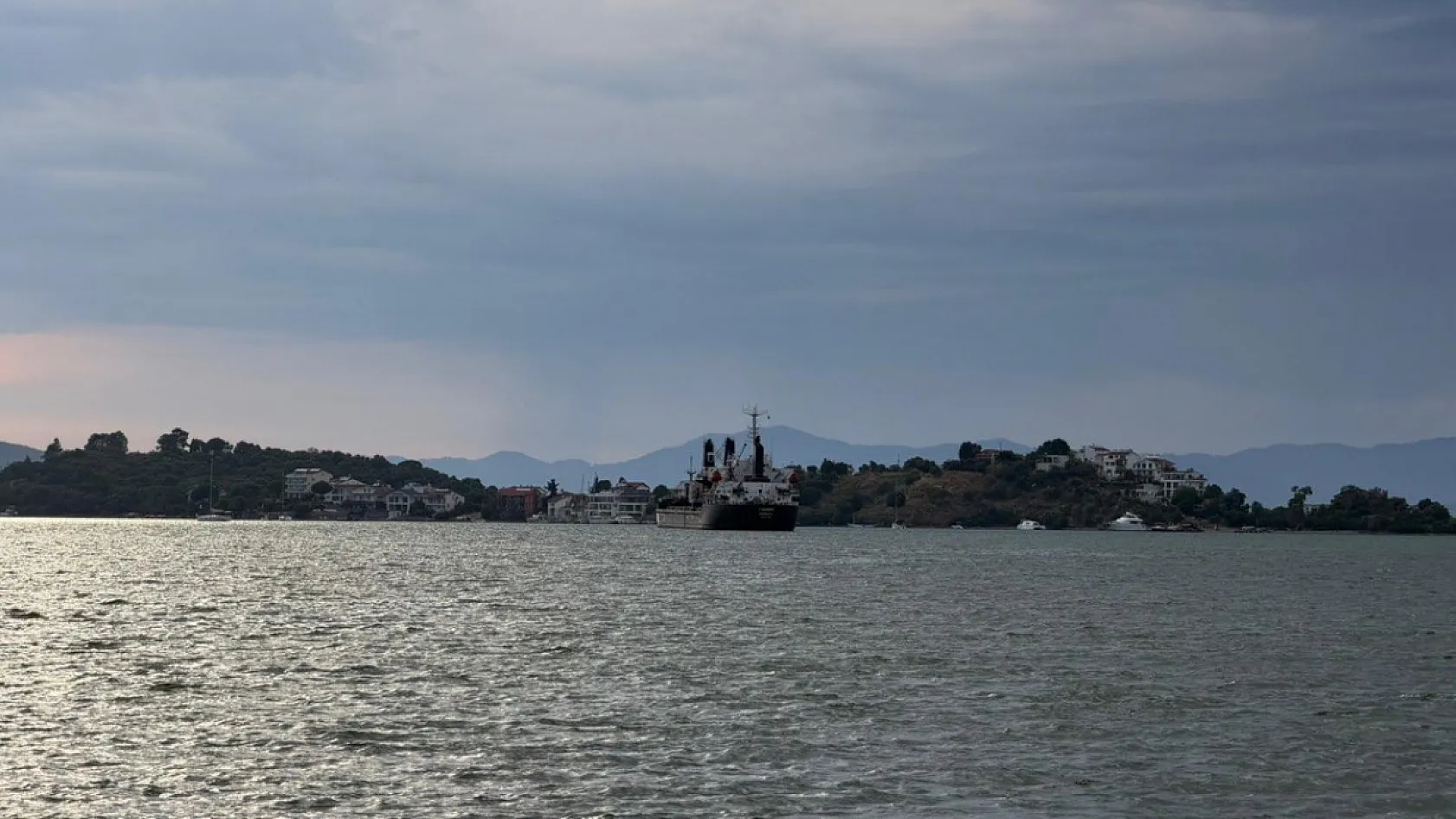 Fethiye Körfezi'ne Dev Yük Gemisi Demirledi
