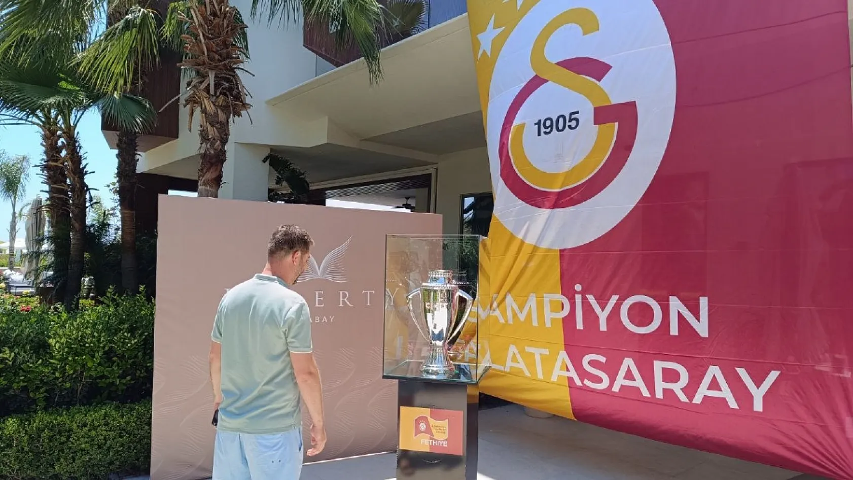Galatasaray'ın Şampiyonluk Kupası Fethiye'de Taraftarlarla Buluştu