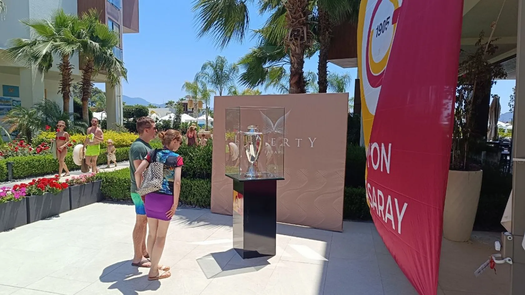 Galatasaray'ın Şampiyonluk Kupası Fethiye'de Taraftarlarla Buluştu