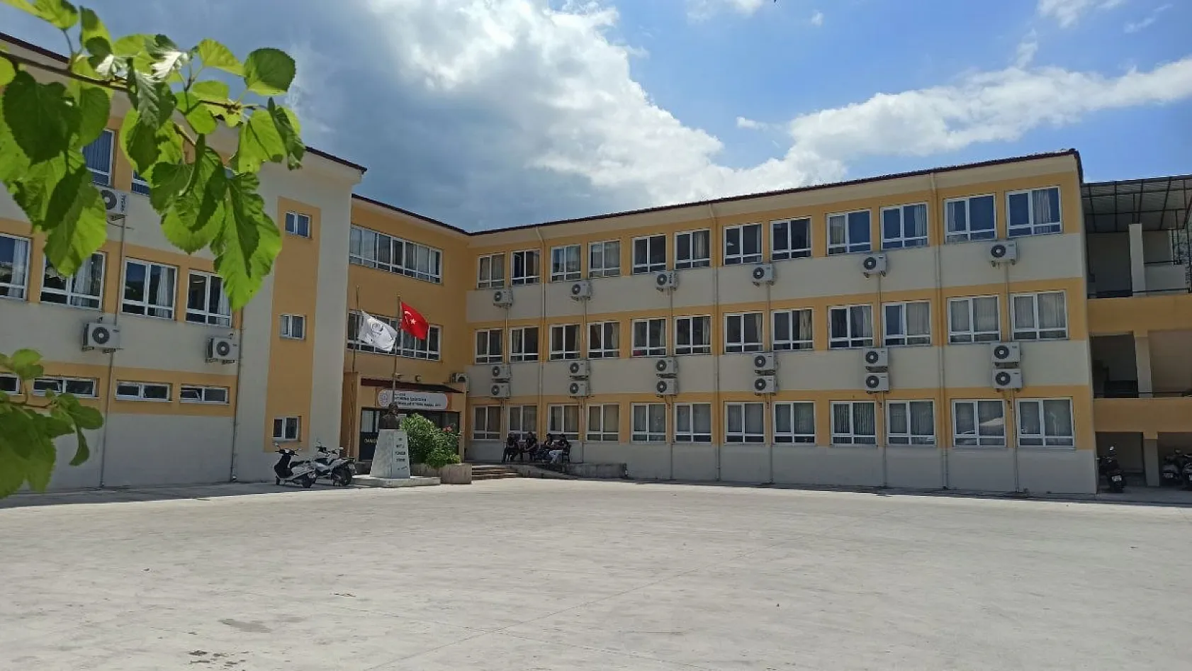 Fethiye'de TYT Sona Erdi: Öğrenciler ve Veliler Derin Nefes Aldı