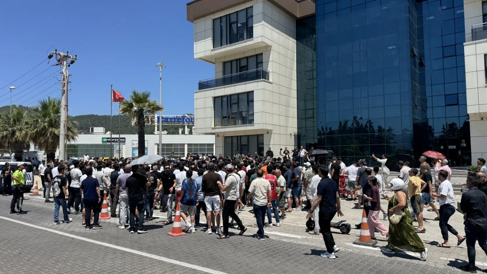 Marmaris'te çarşı esnafından belediyeye 'gölgelik' protestosu