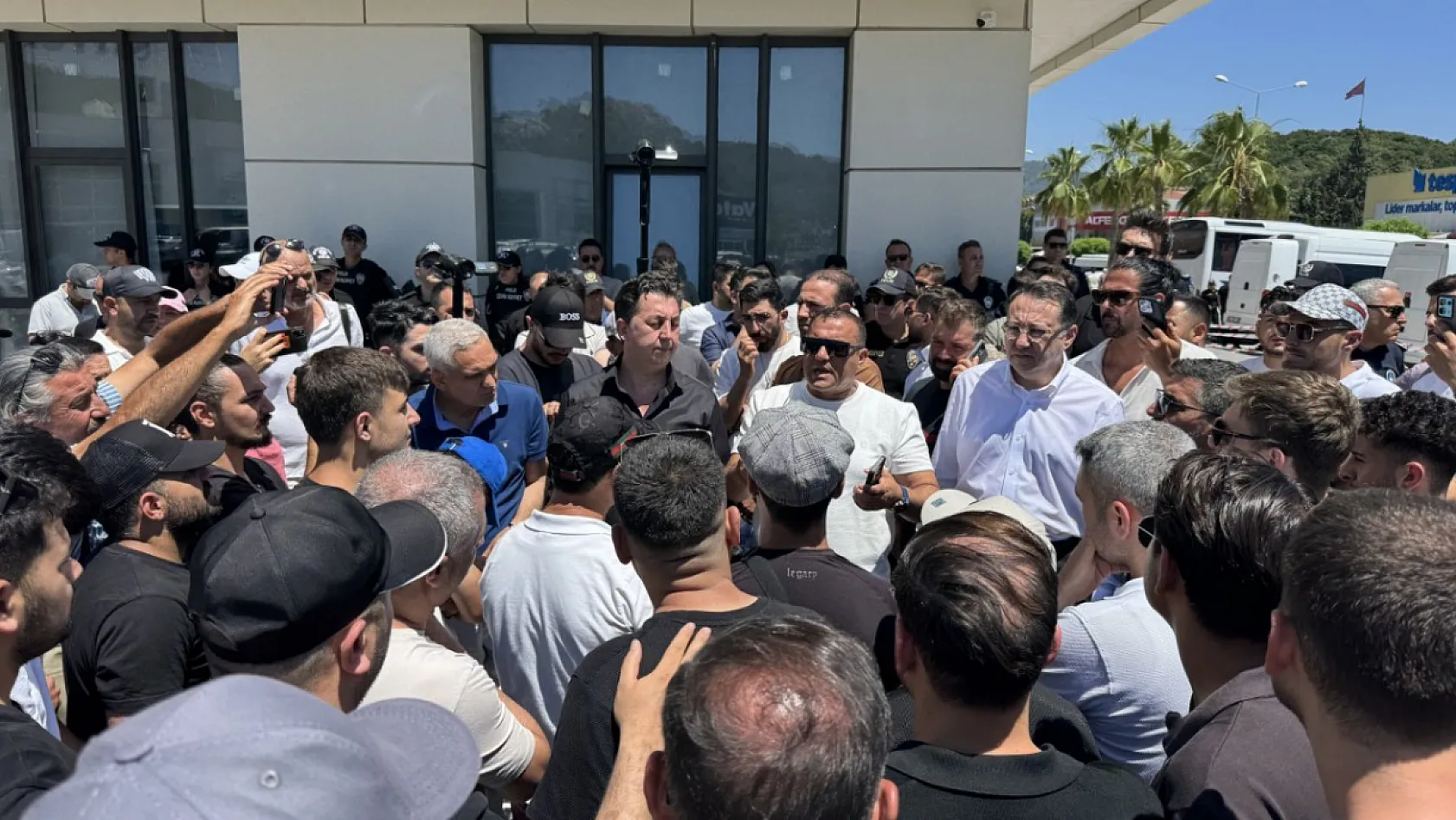 Marmaris'te çarşı esnafından belediyeye 'gölgelik' protestosu