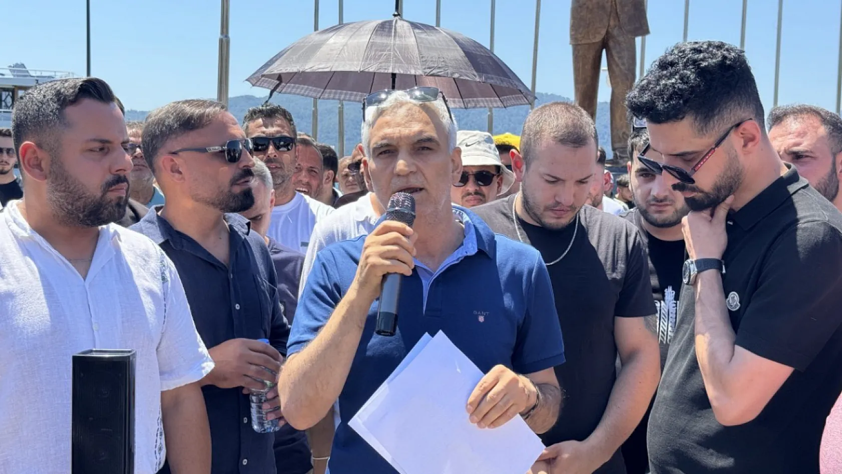 Marmaris'te çarşı esnafından belediyeye 'gölgelik' protestosu