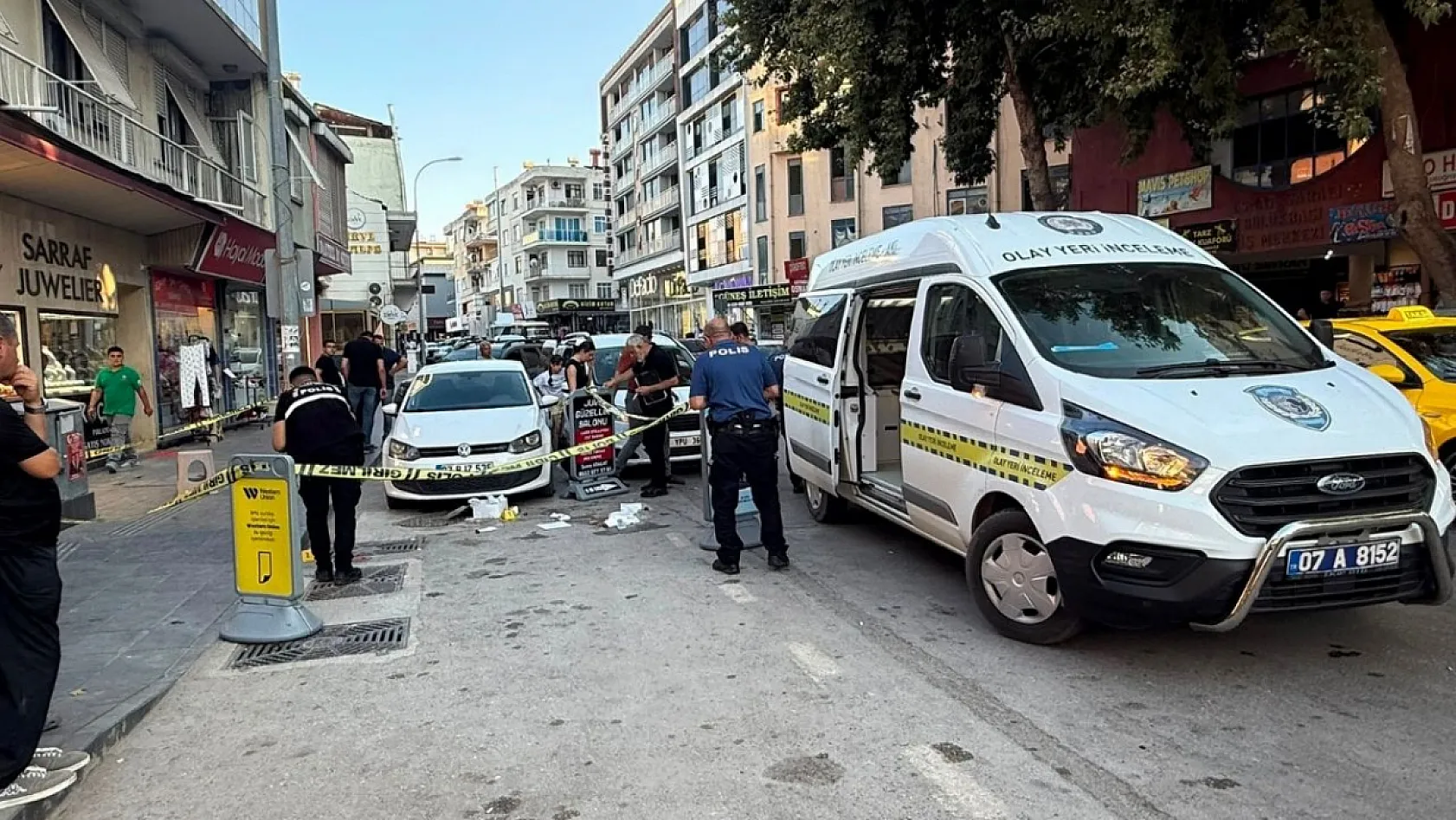 Doğum günü pastasıyla yürürken silahlı saldırıya uğradı