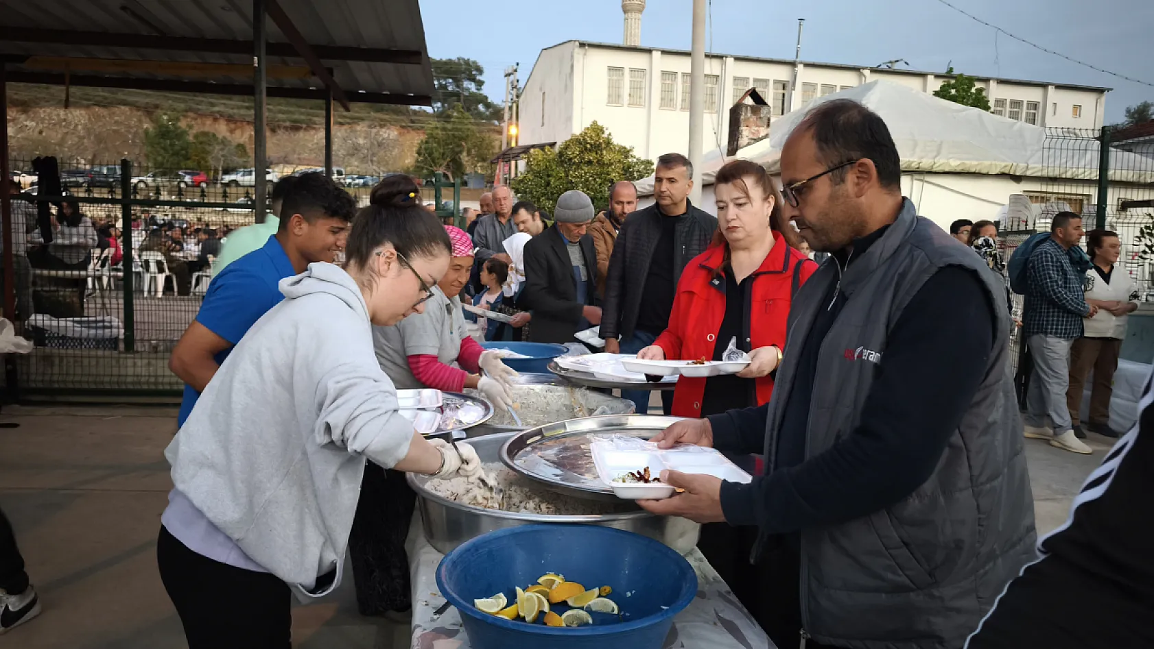 Fethiye Kargı Mahallesi Muhtarlığı'ndan iftar yemeği
