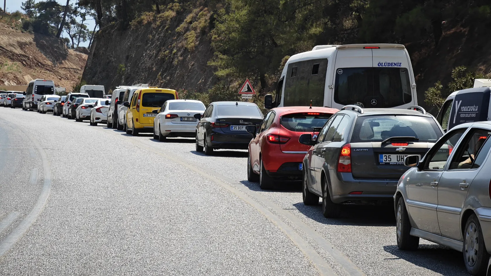 Ölüdeniz'de Trafik Yoğunluğu Tatilciler Uzun Araç Kuyruklarıyla Karşılaştı