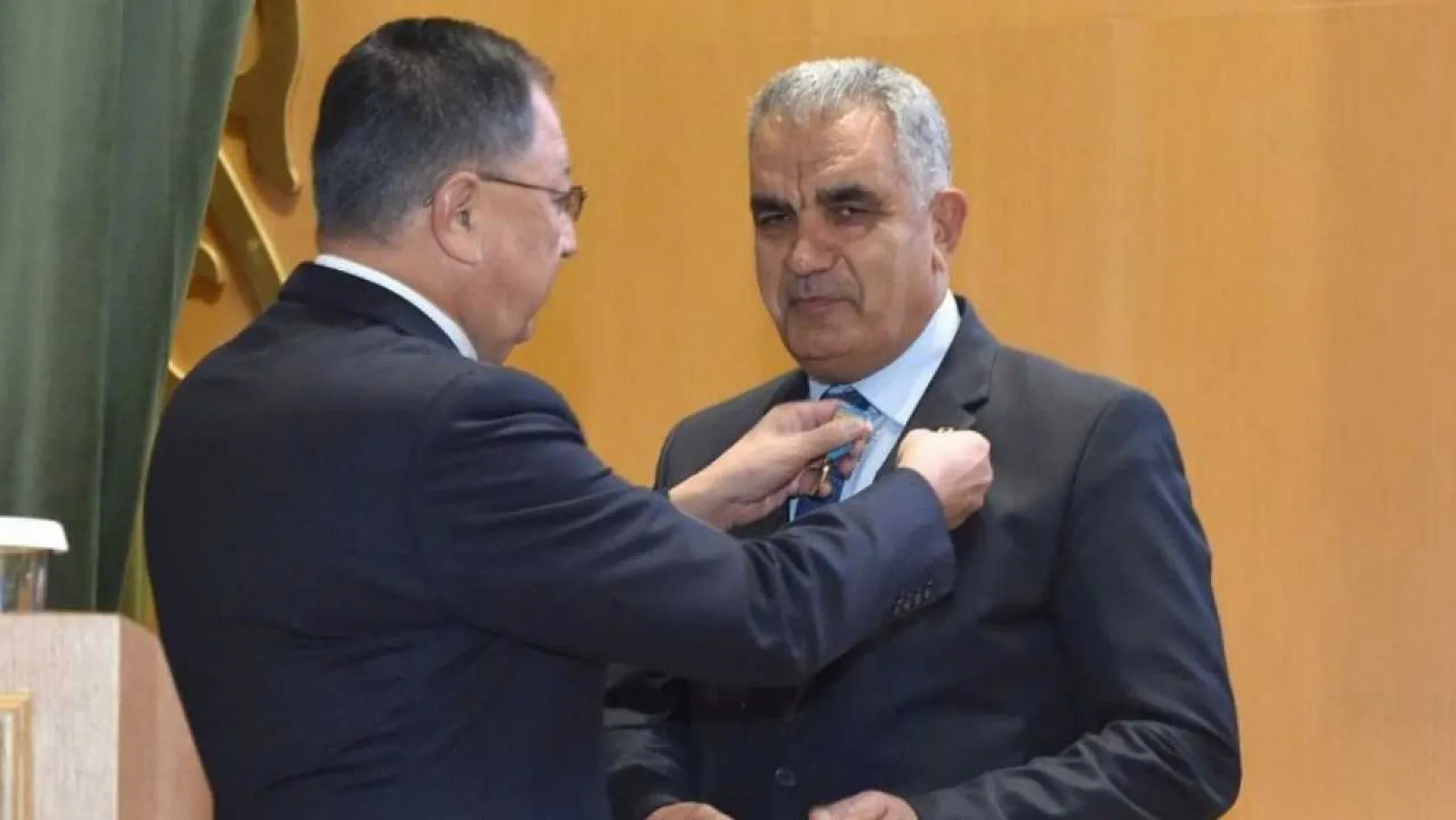 MSKÜ öğretim üyesi Prof. Dr. Koç'a Kazakistan'da 'Hizmet Nişanı' verildi