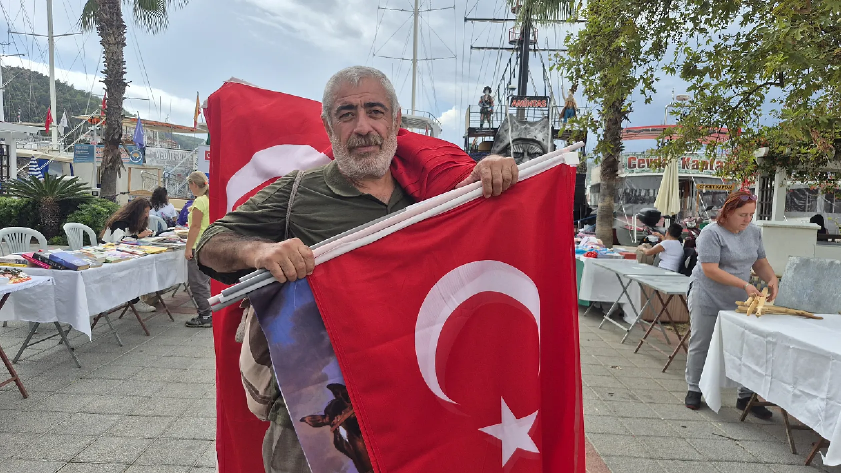 Fethiye'de Bayrak Satıcısından Atatürk ve Cumhuriyet Vurgusu