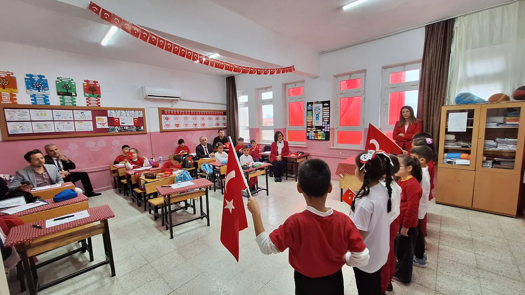 Seydikemer'de öğrenciler ikinci döneme 'Bayrak Sevgisiyle' başladı