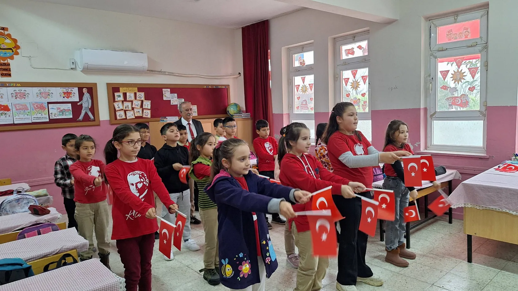 Seydikemer'de öğrenciler ikinci döneme 'Bayrak Sevgisiyle' başladı