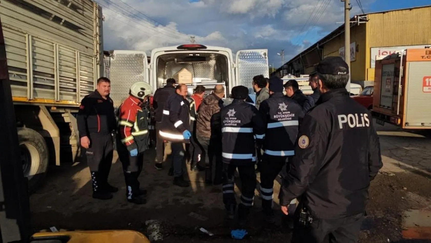 Tamir ettikleri kamyonun kasası üzerlerine düştü: 2 ölü, 1 yaralı