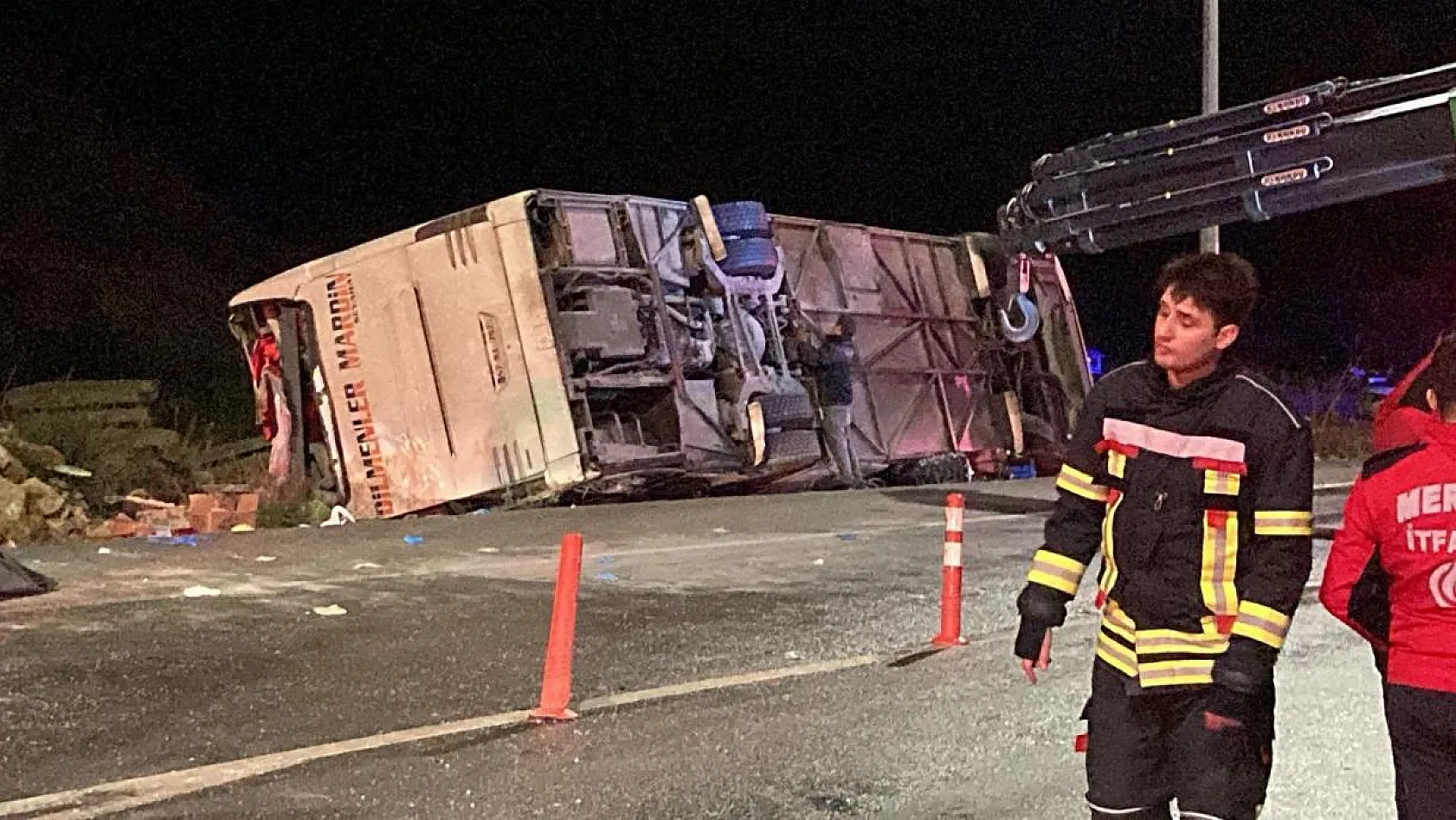 Yolcu otobüsü feci şekilde devrildi, 9 ölü 28 yaralı