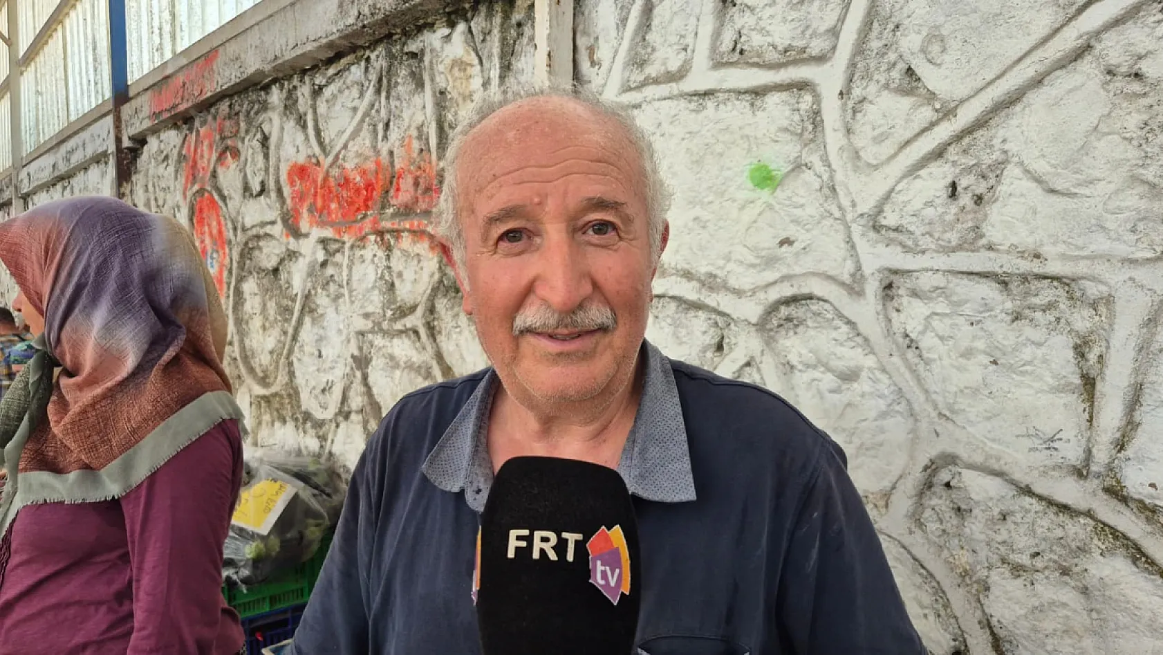Fethiye Cuma Pazarı'nda Kendi Ürettiği Muzu Özel Yöntemlerle Sarartıyor