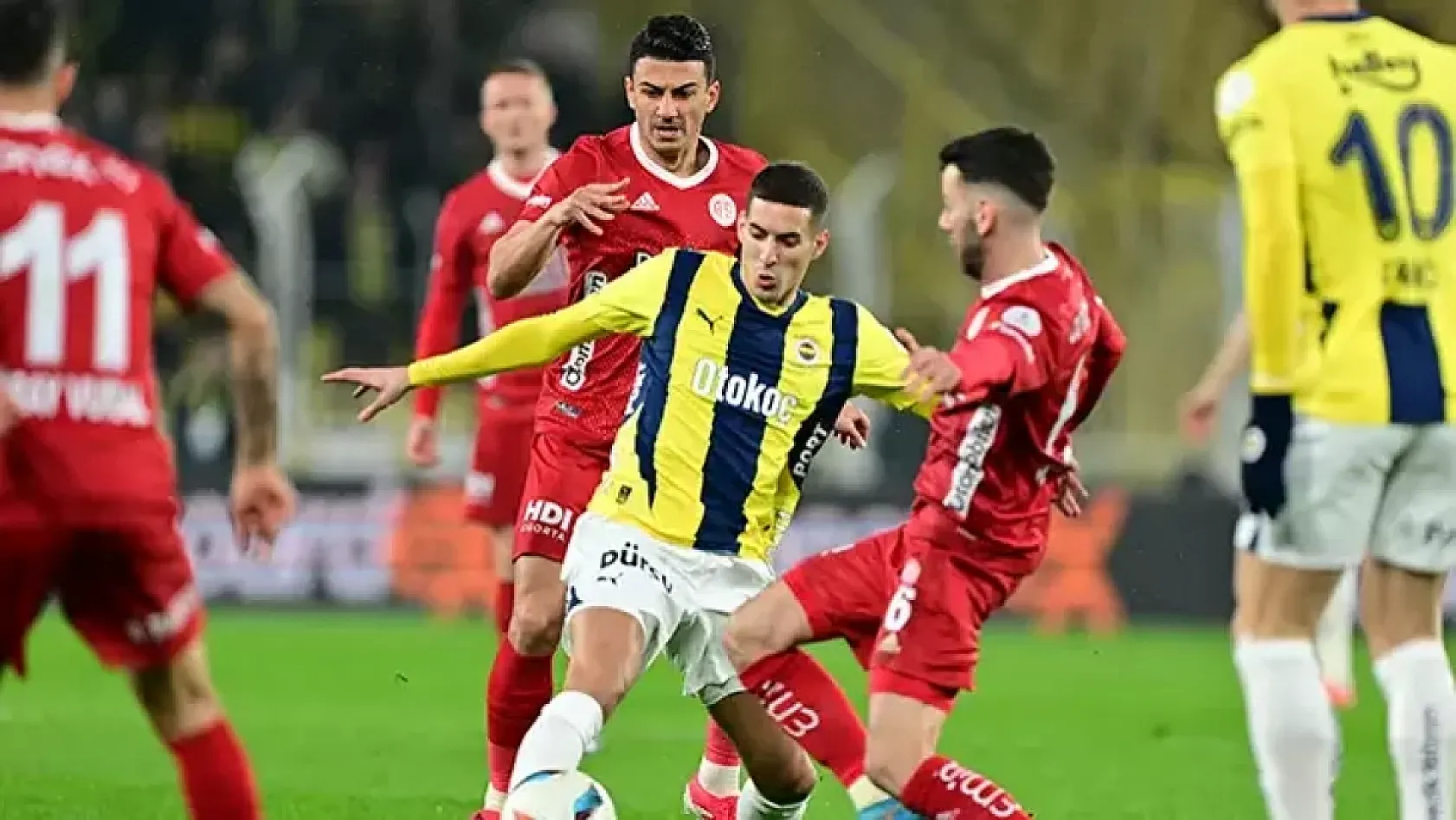 Fenerbahçe, zirveyle arasındaki puan farkını 4'e indirdi