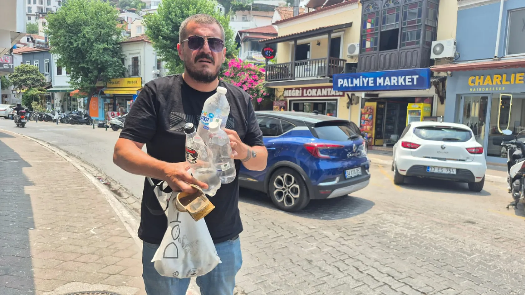 Fethiye'de yola atılan çöpler dikkat çekti