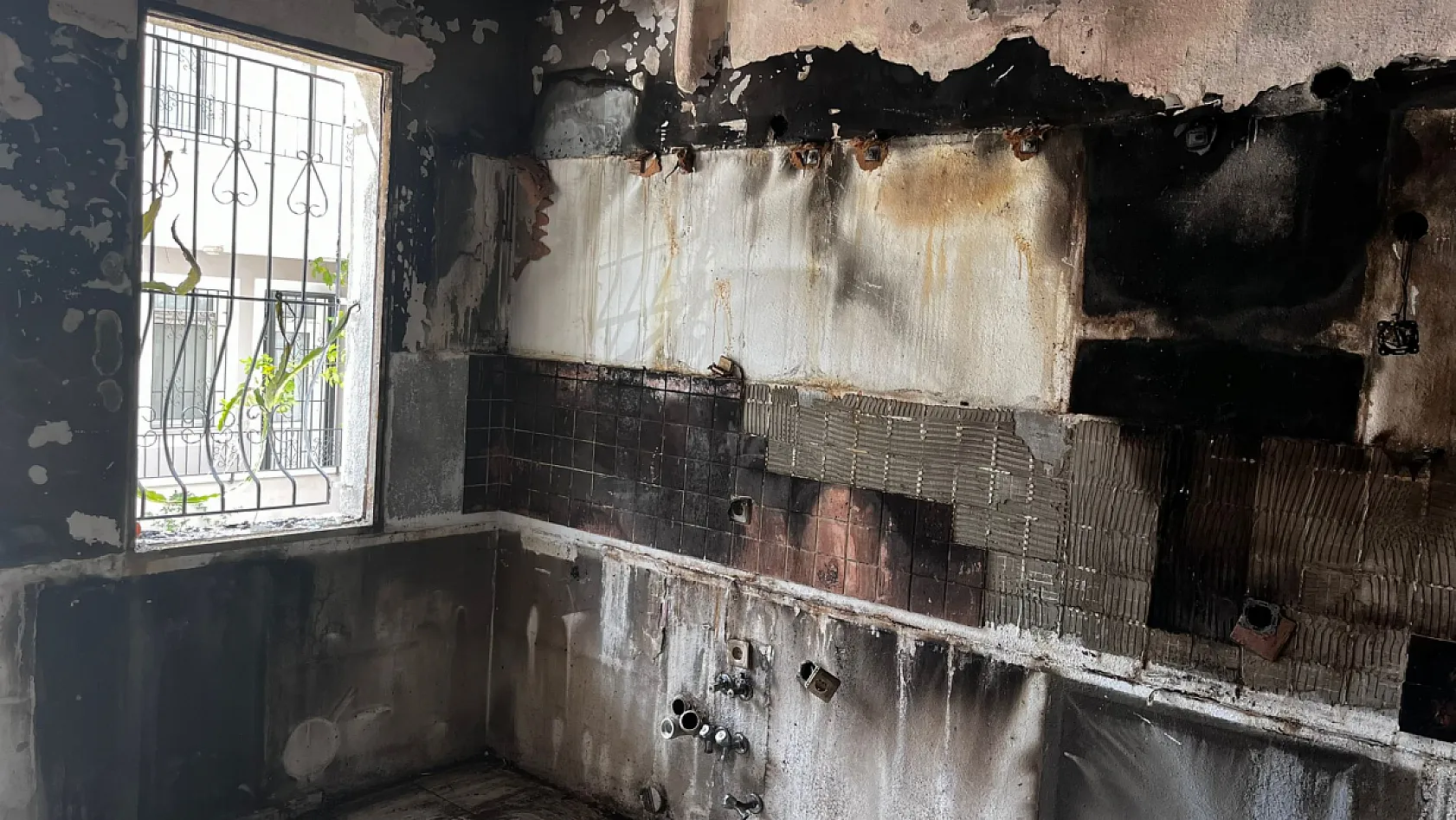 Fethiye'de evi yanan Raziye Hanım yetkililerden yardım istiyor