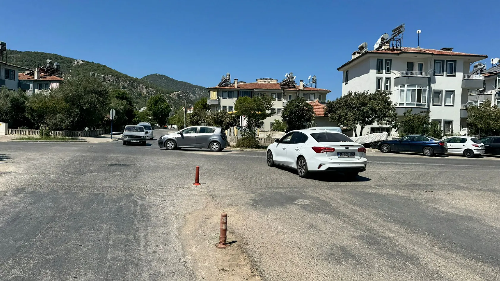Kaza riski artıyor: Fethiye Şehit Fethi Bey Caddesi'ne trafik ışığı talebi