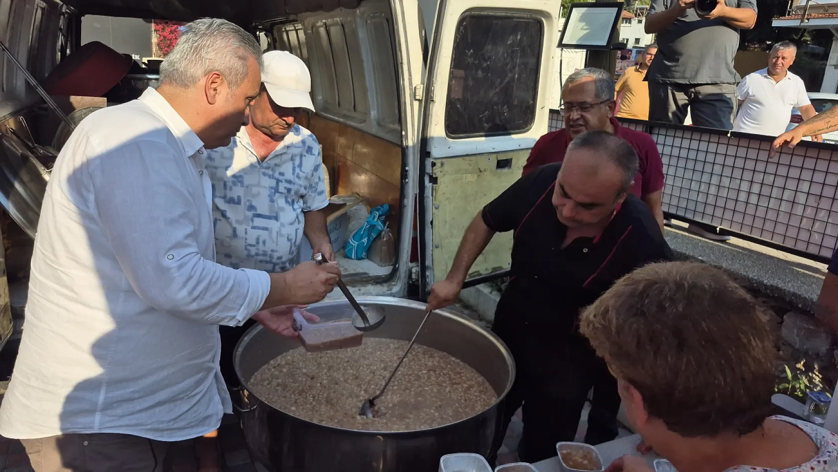 CHP Fethiye'den aşure ikramı