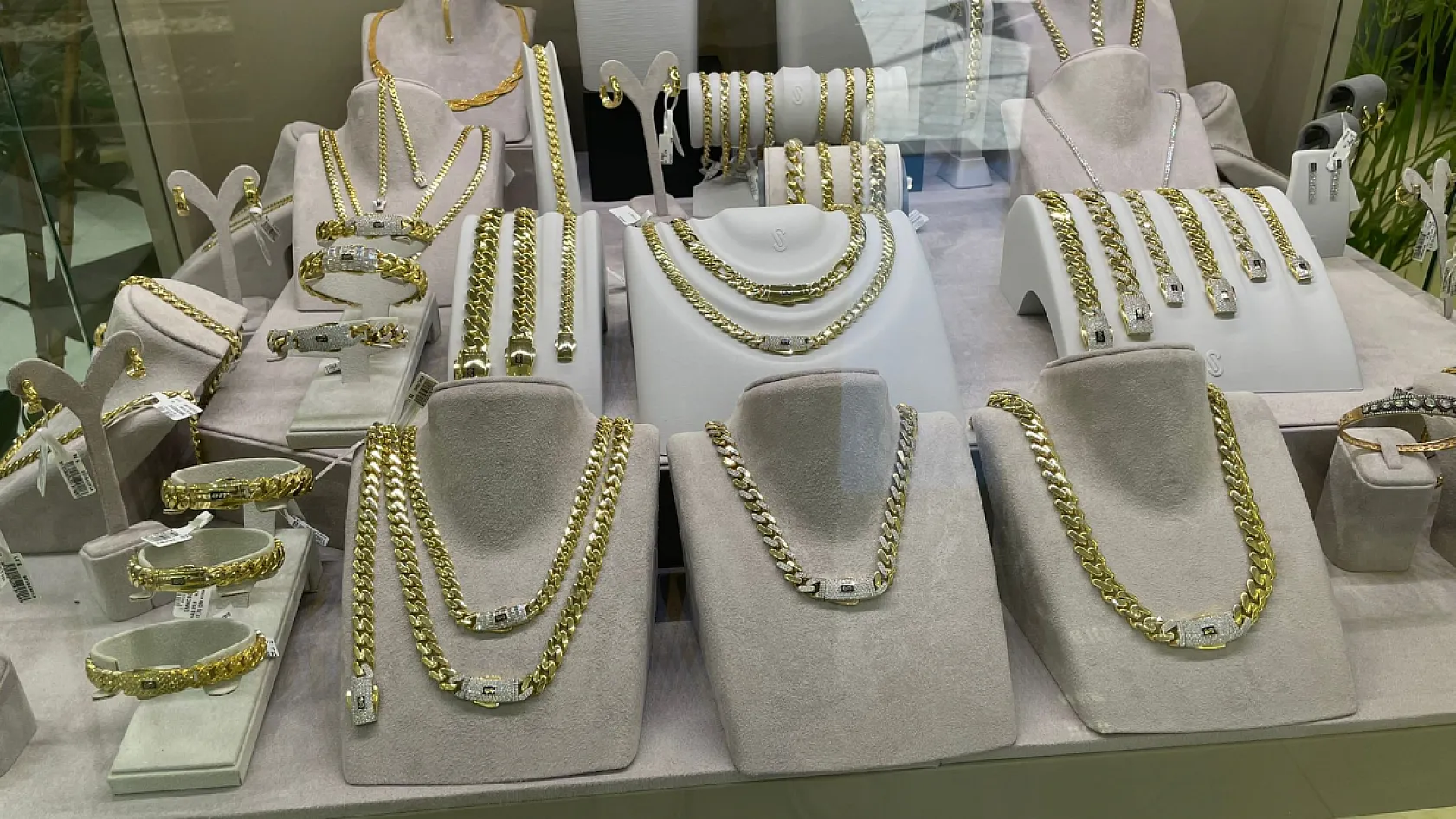 Fethiye'de Karlık Kuyumculuk'tan yatırımcılara 'Üzülmeyin, fiyatlar yükselecek' mesajı