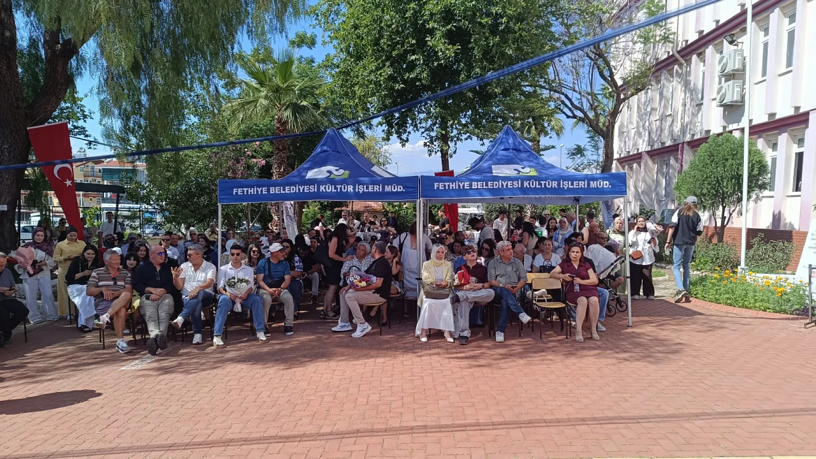 Fethiye Meslek Yüksekokulu'nda Mezuniyet Coşkusu: Yaklaşık 200 Öğrenci Kep Attı