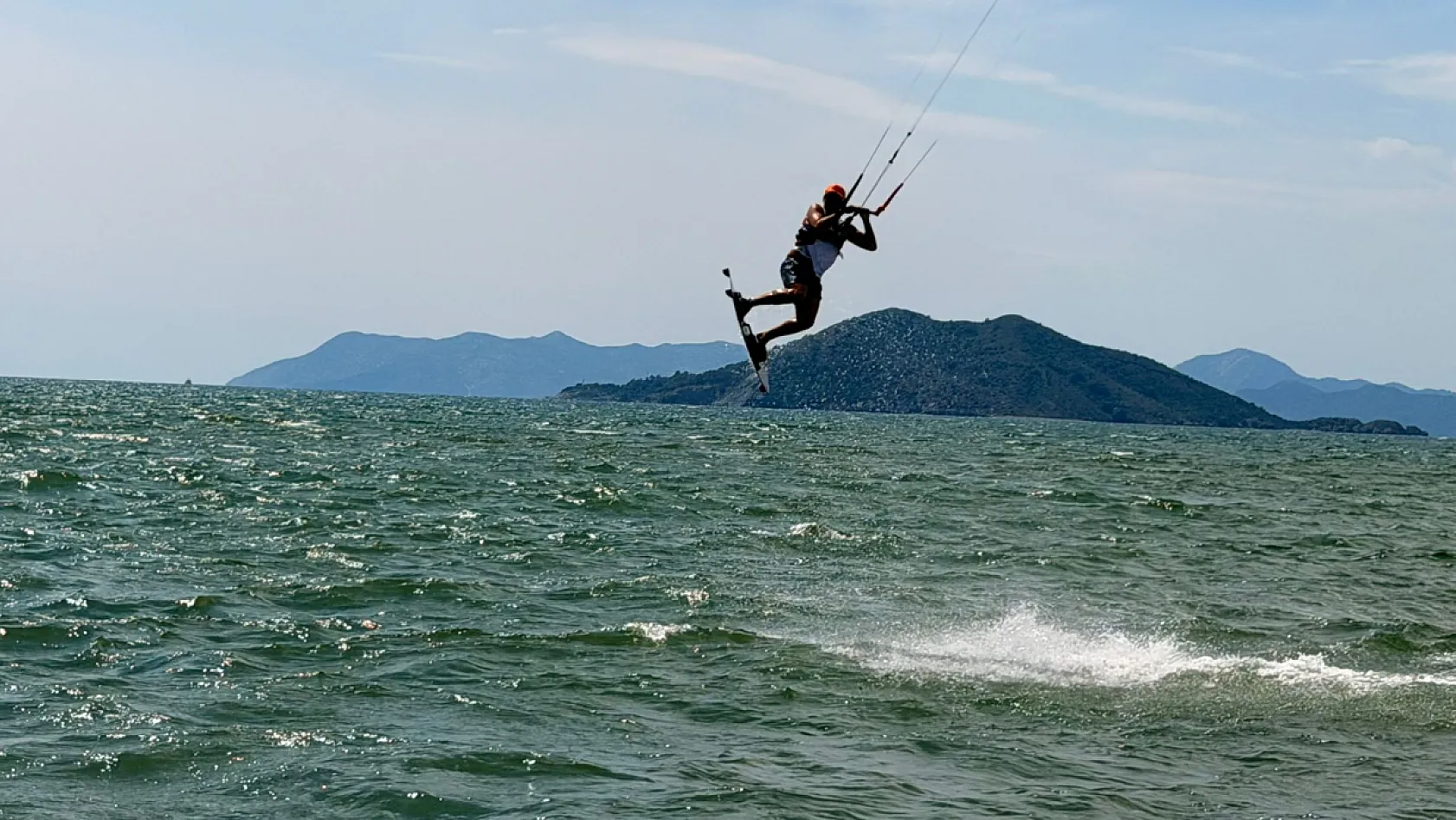 Fethiye Çalış Plajı'nda kitesurf heyecanı: 'Hem su hem hava sporunu birleştiriyor'