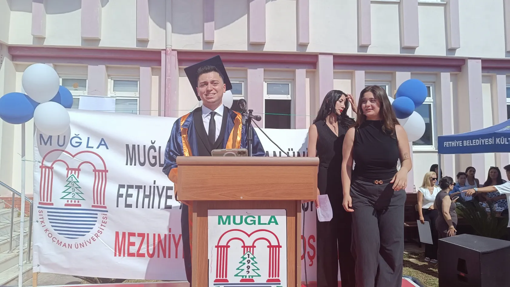 Fethiye Meslek Yüksekokulu'nda Mezuniyet Coşkusu: Yaklaşık 200 Öğrenci Kep Attı