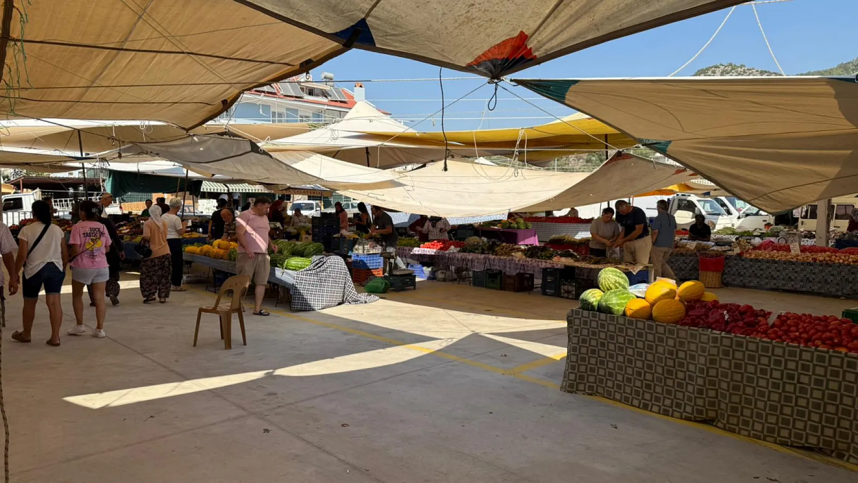 Fethiye Perşembe Pazarı'nda Esnaf Sezon Yoğunluğunu Bekliyor