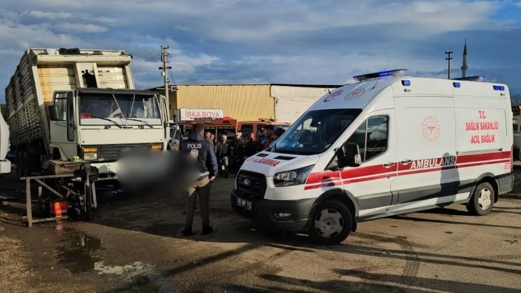 Tamir ettikleri kamyonun kasası üzerlerine düştü: 2 ölü, 1 yaralı