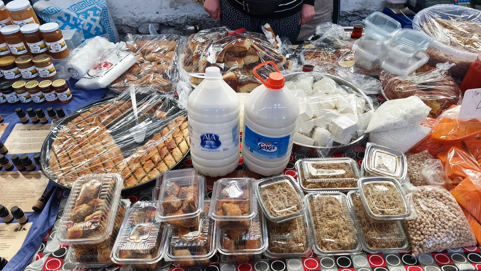 Fethiye Cuma Pazarı'nda ev yapımı ürünlerin fiyatını duyan şaşırıyor