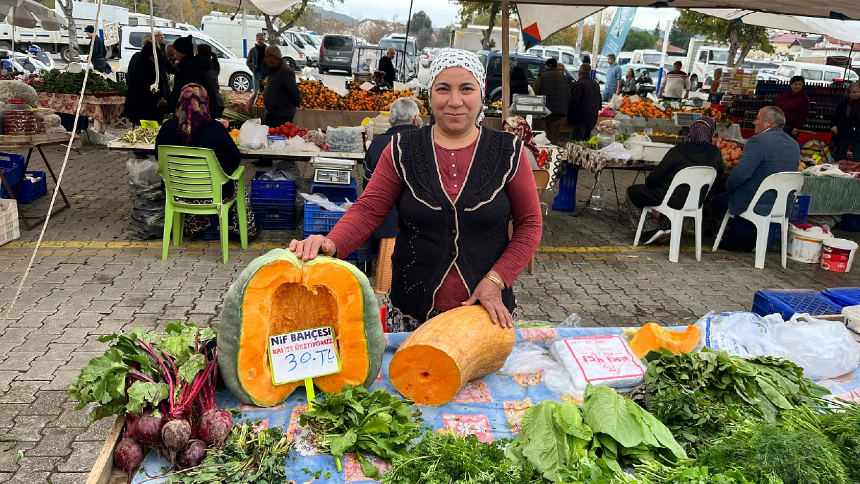 Fethiye Cuma Pazarı'nda Yeşillik 15 TL, Kabak 40 TL