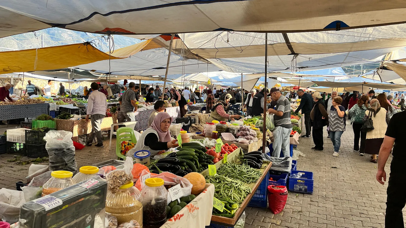 Fethiye Cuma Pazarı'nda Ceviz Satışları Devam Ediyor
