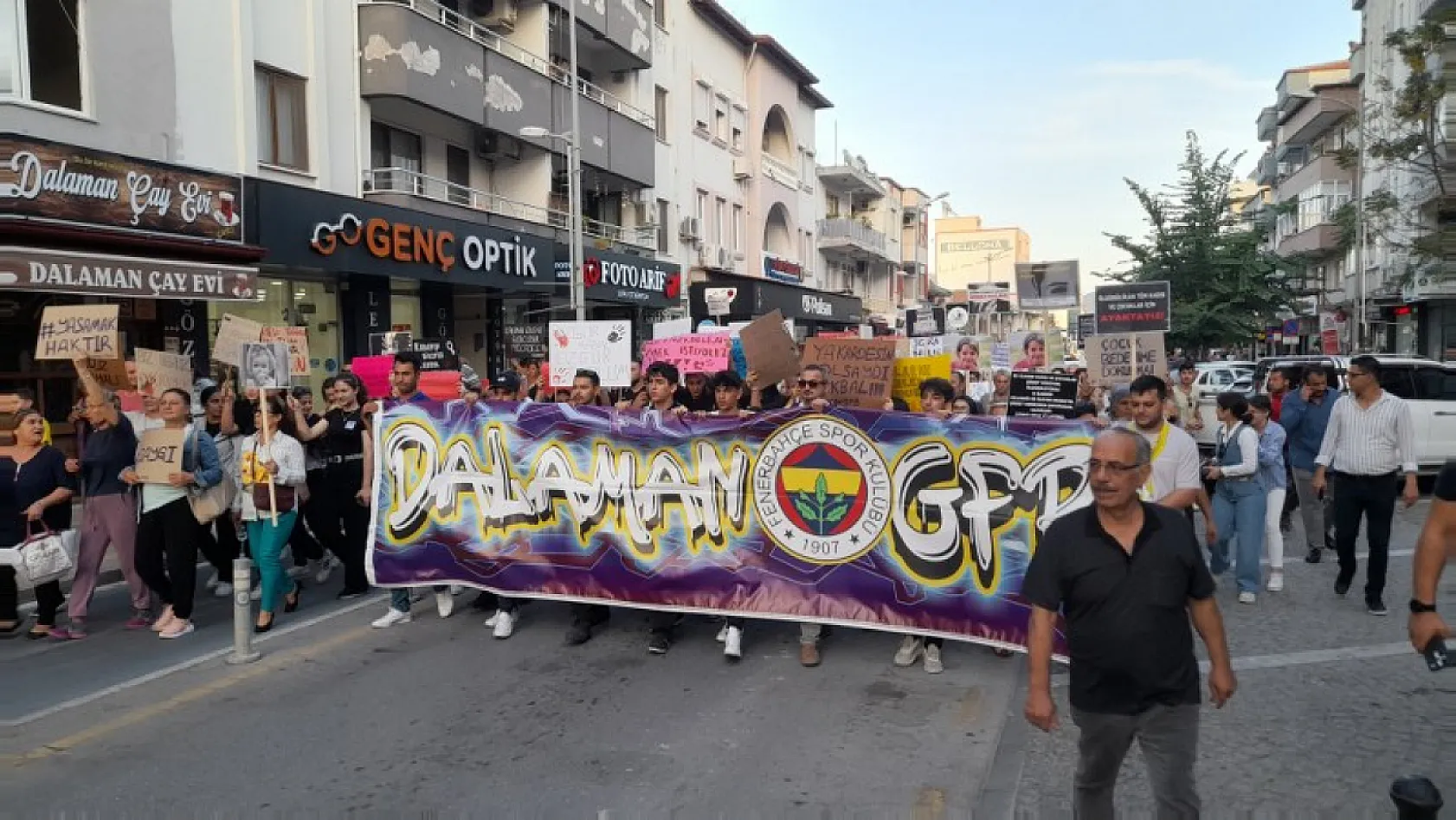 Dalaman'da kadına şiddet ve çocuk istismarına karşı yürüyüş yapıldı