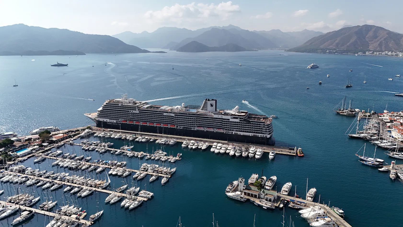 'MS Nieuw Statendam' kruvaziyeri 3 bin 200 yolcusuyla Marmaris'e geldi