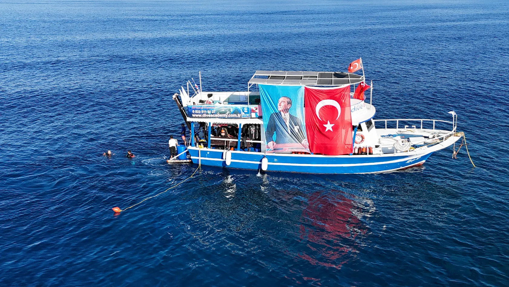 Bodrum'da dalgıçlar su yüzeyinde ve su altında Cumhuriyet'in 101. yıl dönümünü kutladı