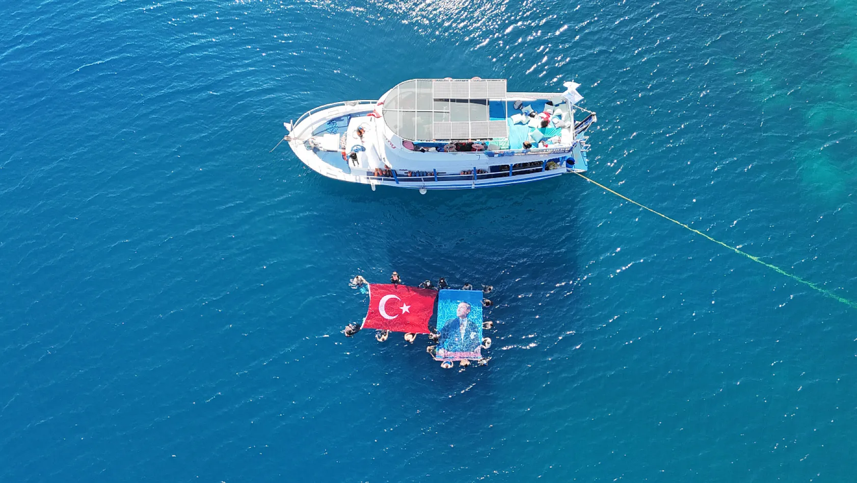 Bodrum'da dalgıçlar su yüzeyinde ve su altında Cumhuriyet'in 101. yıl dönümünü kutladı