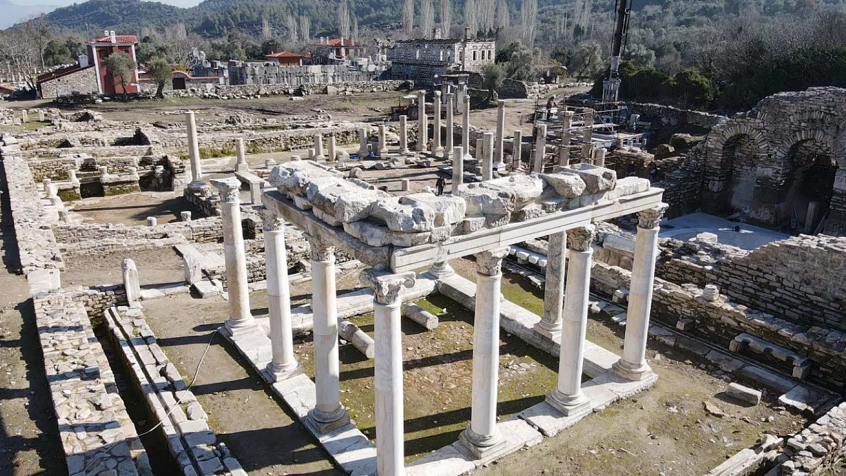 'Gladyatörler kenti' Stratonikeia'nın Roma hamamı sütunları ayağa kaldırıldı