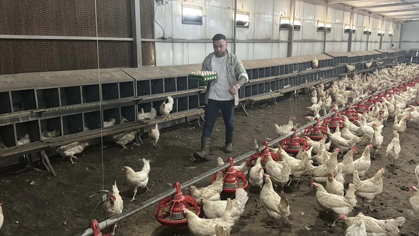 Devlet desteğiyle 18 yaşında kurduğu çiftliğini 14 bin tavuklu işletmeye dönüştürdü