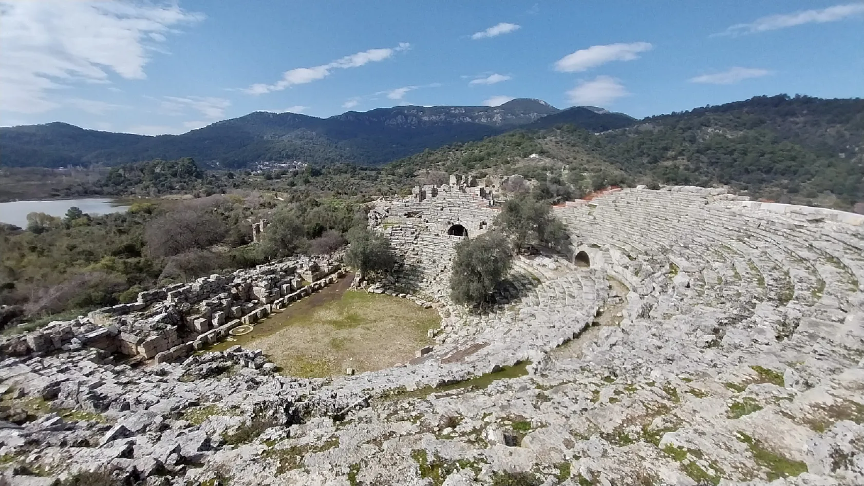 Kaunos Antik Kenti kış mevsiminde de ziyaretçilerine etkileyici manzaralar sunuyor