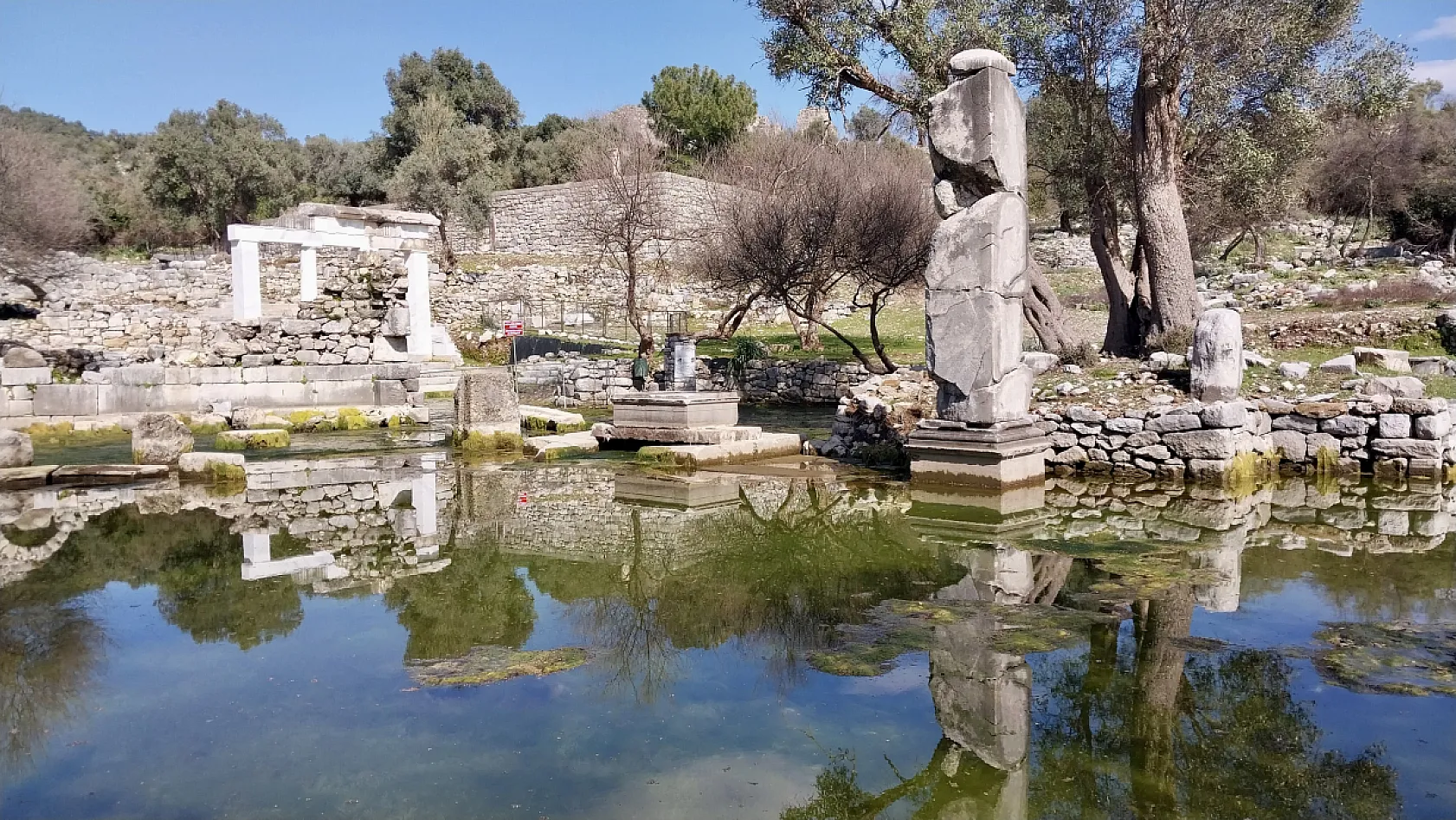 Kaunos Antik Kenti kış mevsiminde de ziyaretçilerine etkileyici manzaralar sunuyor