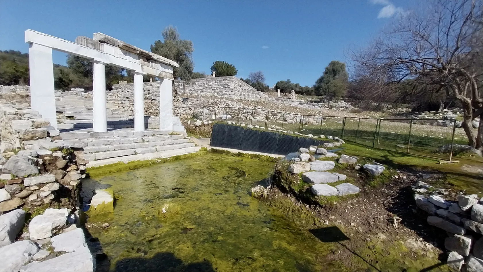 Kaunos Antik Kenti kış mevsiminde de ziyaretçilerine etkileyici manzaralar sunuyor