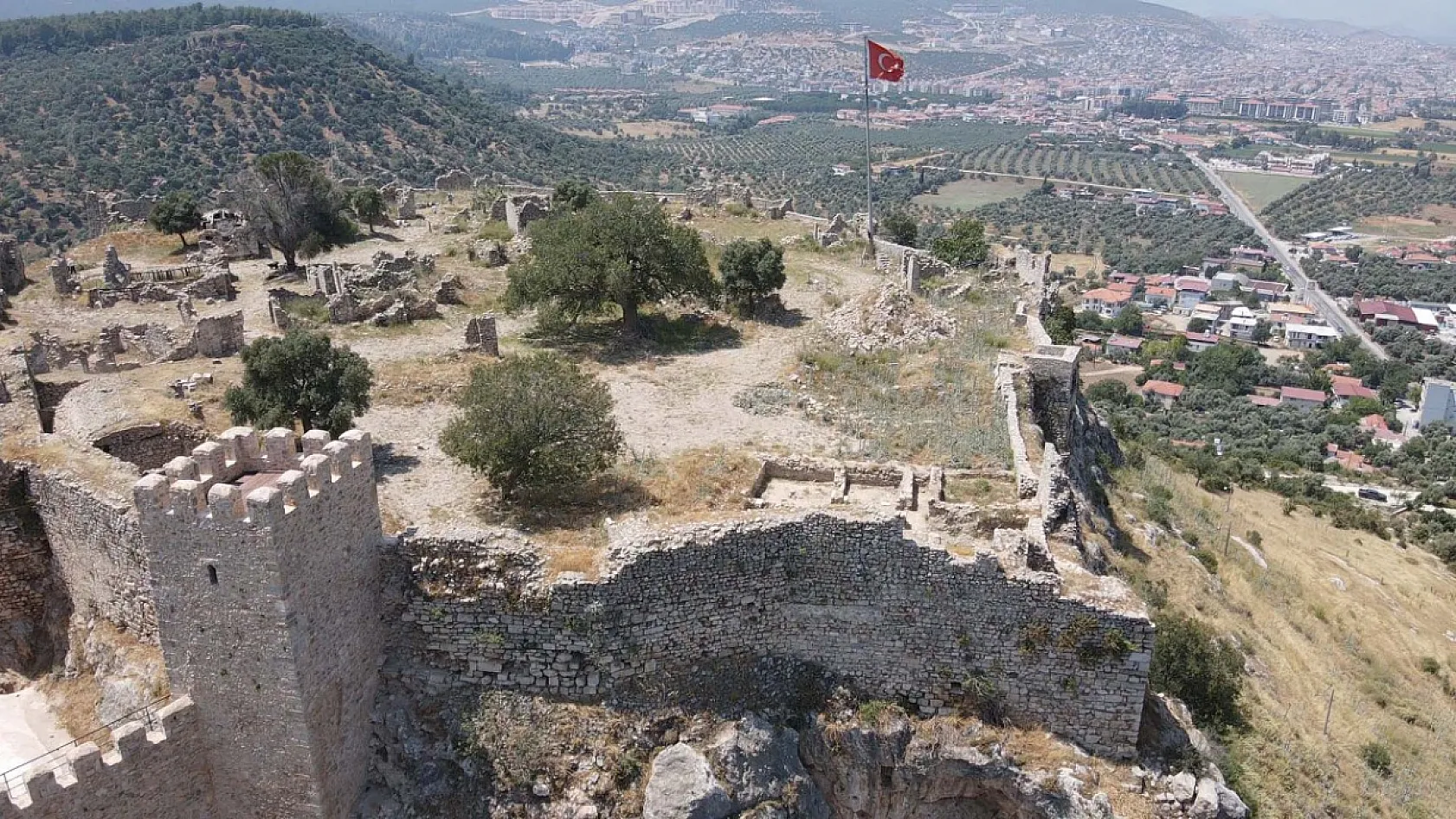Beçin Antik Kenti'ndeki kazılarda ok uçları bulundu